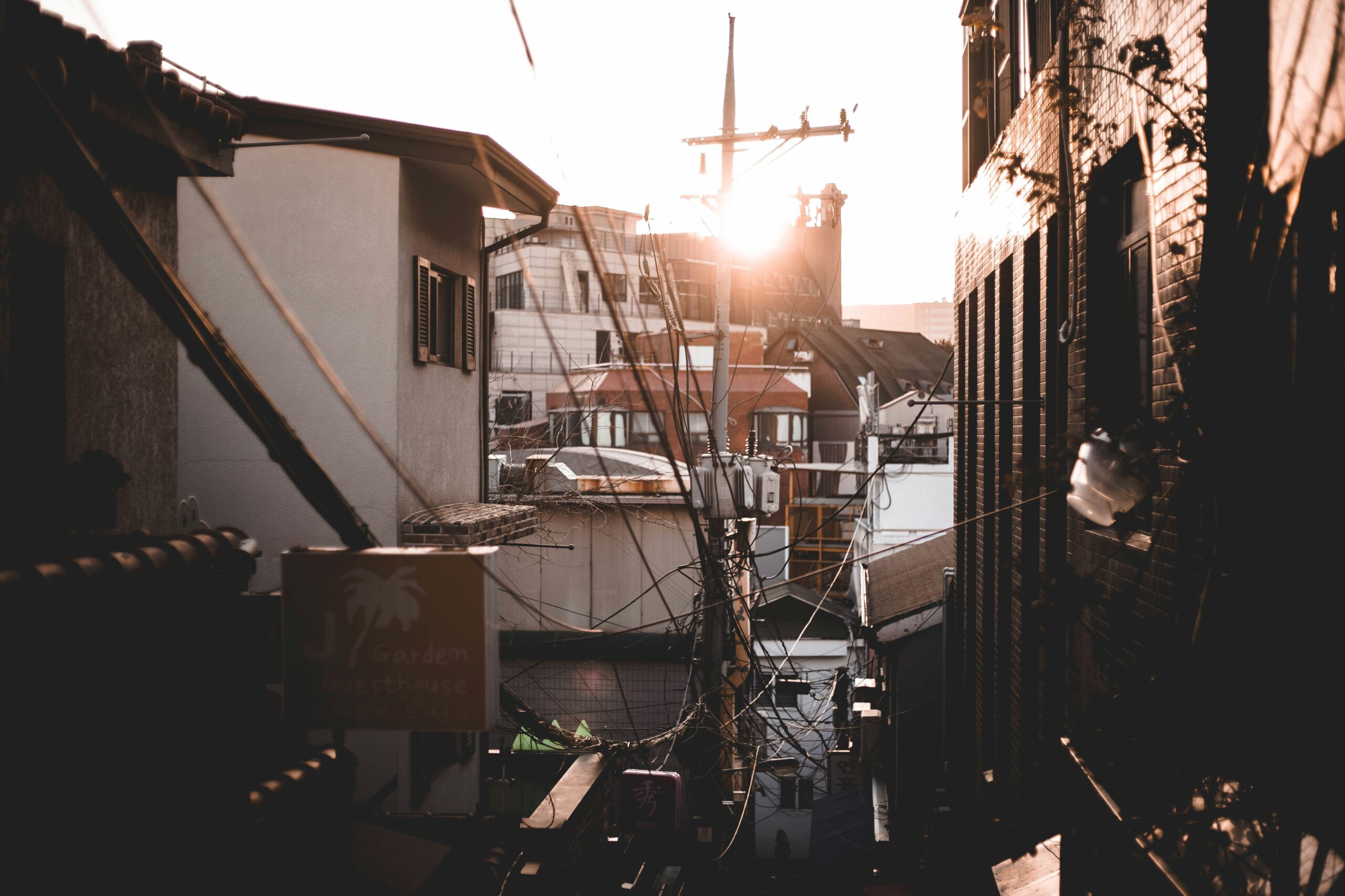 Enganche ilegal a la luz en Murcia investigado como delito penal con intervención de abogado penalista