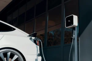 Abogados de propiedad horizontal en Murcia asesorando sobre cargadores de coche eléctrico en garajes comunitarios